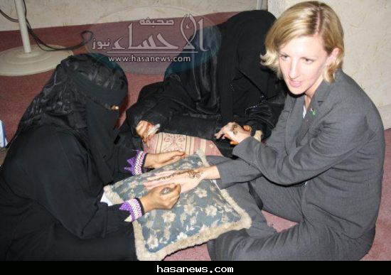 Cynthia Cook tries henna